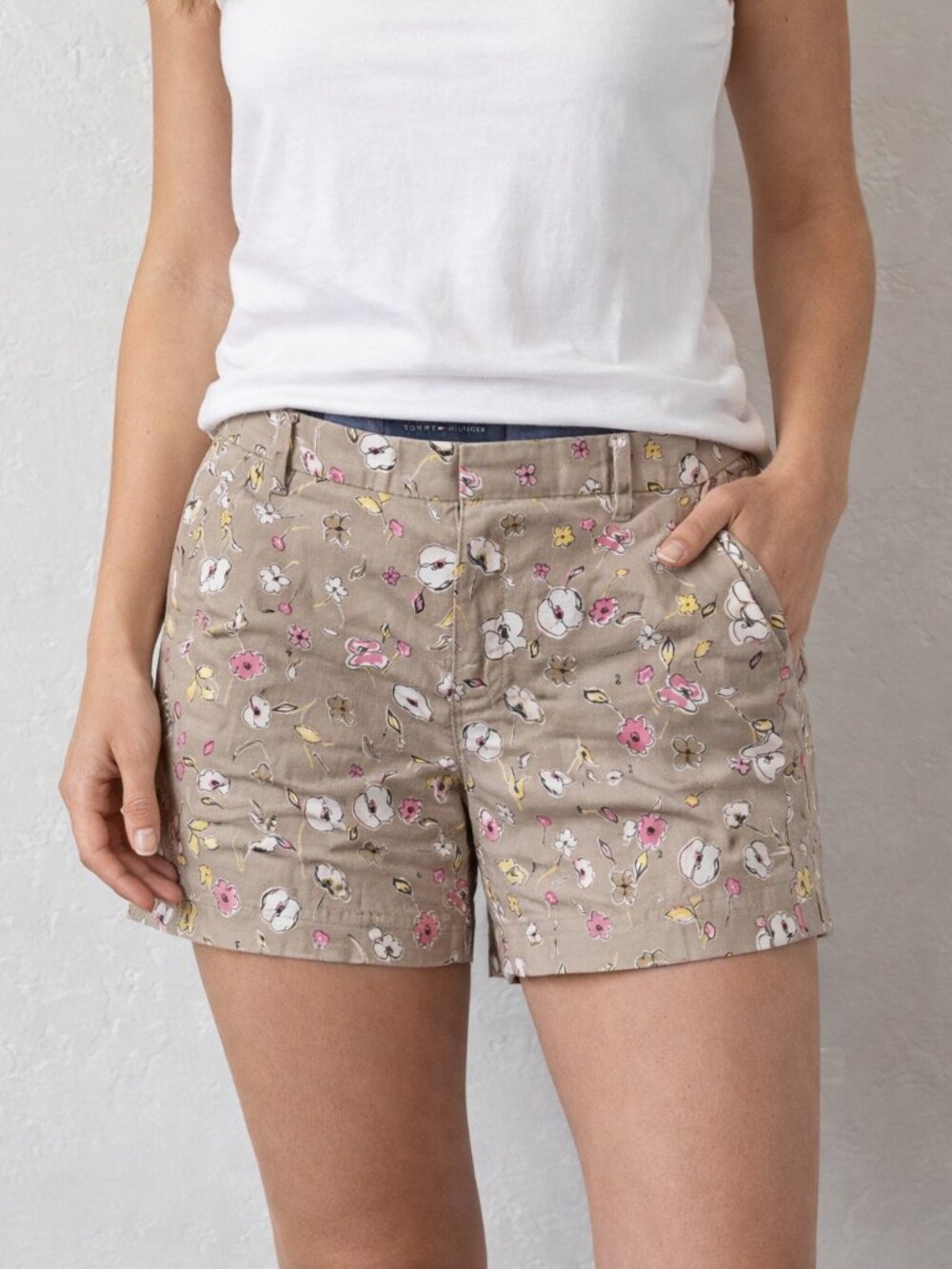 Tommy Hilfiger Floral (Hollywood) Chino Shorts NWT, Size 2 Beige/Pink